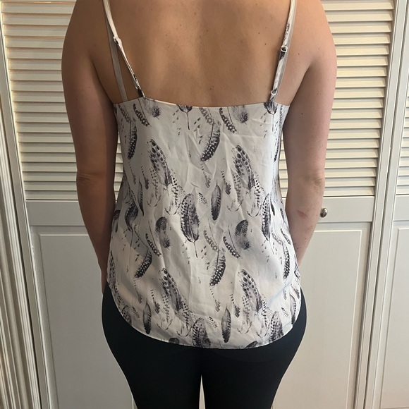 Stylish camisole with a grey pattern on white, adjustable straps - Picture 2 of 4